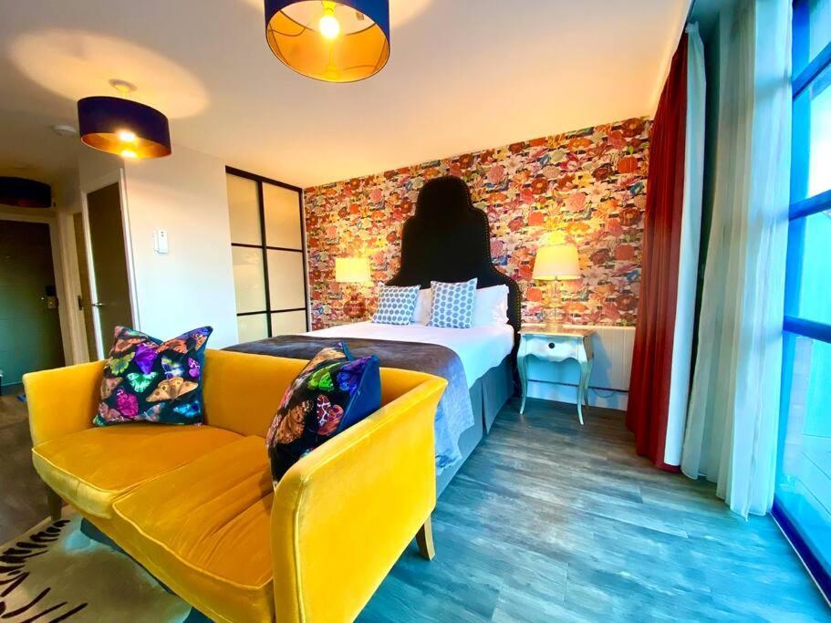 Luxurious Studio Apartment - 1 Minute Walk To Poole Quay - Great Location - Free Parking - Fast Wifi - Smart Tv - Newly Decorated - Sleeps Up To 2! Close To Poole & Bournemouth & Sandbanks Buitenkant foto