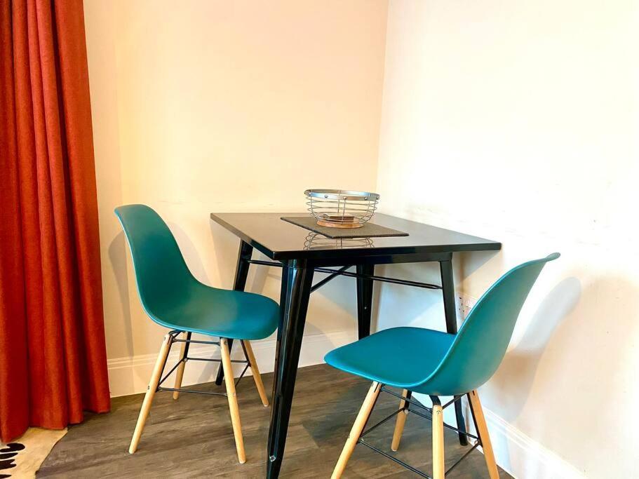 Luxurious Studio Apartment - 1 Minute Walk To Poole Quay - Great Location - Free Parking - Fast Wifi - Smart Tv - Newly Decorated - Sleeps Up To 2! Close To Poole & Bournemouth & Sandbanks Buitenkant foto